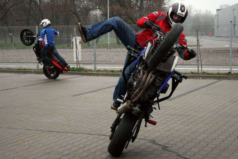  Stunt-akrobacje motocyklowe  - Autor: Jacek Świerczyński