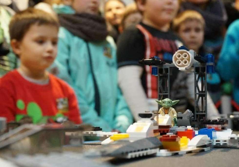  W Galerii Lubelskiej odbywa się wielkie budowanie gwiezdnej floty LEGO Star Wars z udziałem bohaterów kultowej sagi Gwiezdne wojny. Dodatkową atrakcją jest Strefa Wystawowa z modelami statków kosmicznych LEGO Star Wars oraz dla najmłodszych strefa LEGO Duplo. W niedzielę do godziny 18-stej mamy szansę na spotkanie Darth Vadera i mistrza Yody w całości zbudowanych z klocków. Fot. Maciej Kaczanowski