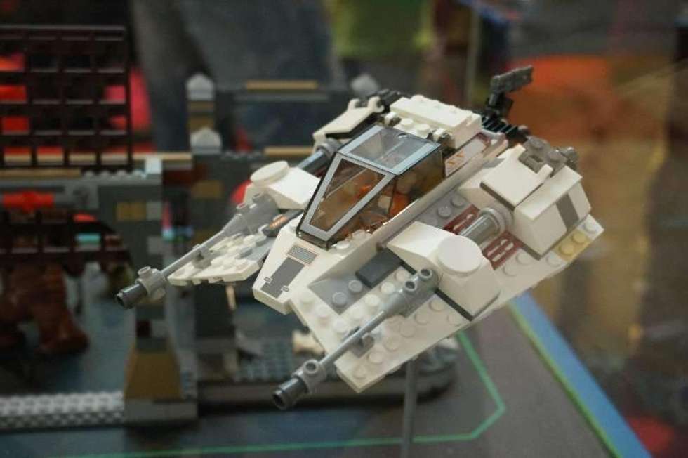  W Galerii Lubelskiej odbywa się wielkie budowanie gwiezdnej floty LEGO Star Wars z udziałem bohaterów kultowej sagi Gwiezdne wojny. Dodatkową atrakcją jest Strefa Wystawowa z modelami statków kosmicznych LEGO Star Wars oraz dla najmłodszych strefa LEGO Duplo. W niedzielę do godziny 18-stej mamy szansę na spotkanie Darth Vadera i mistrza Yody w całości zbudowanych z klocków. Fot. Maciej Kaczanowski