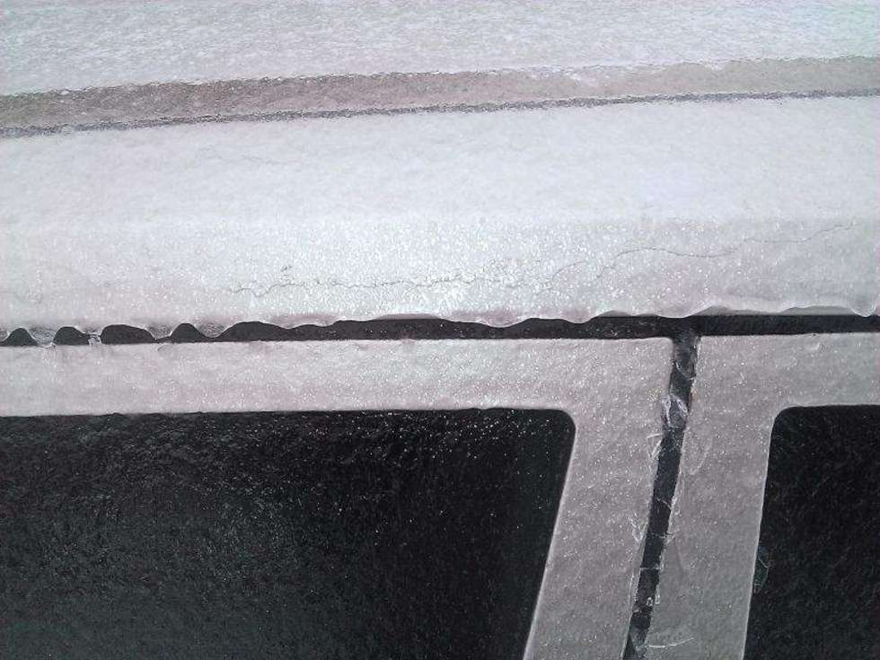  Pokrywa lodowa utrudnia życie kierowcom, ale artystycznie ozdabia okna 