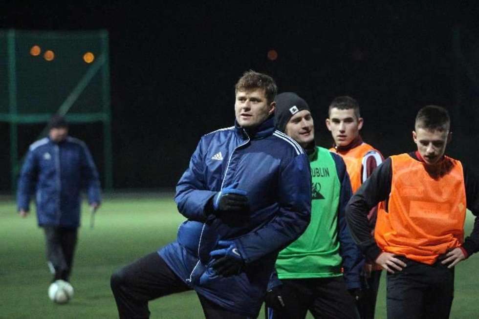  Pierwszy w tym roku trening piłkarzy Motoru Lublin odbył się na sztucznym szkolnym boisku przy ul. Poturzyńskiej. Fot. Maciej Kaczanowski