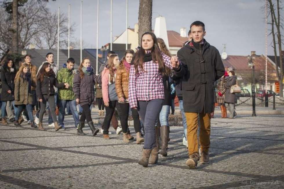  Licealiści z I LO w Kraśniku zatańczyli poloneza  - Autor: Grzegorz Żak