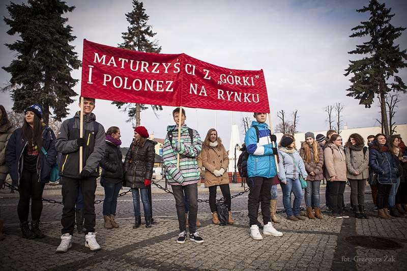 Licealiści z I LO w Kraśniku zatańczyli poloneza - Autor: Grzegorz Żak