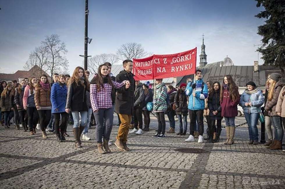  Licealiści z I LO w Kraśniku zatańczyli poloneza (zdjęcie 5) - Autor: Grzegorz Żak