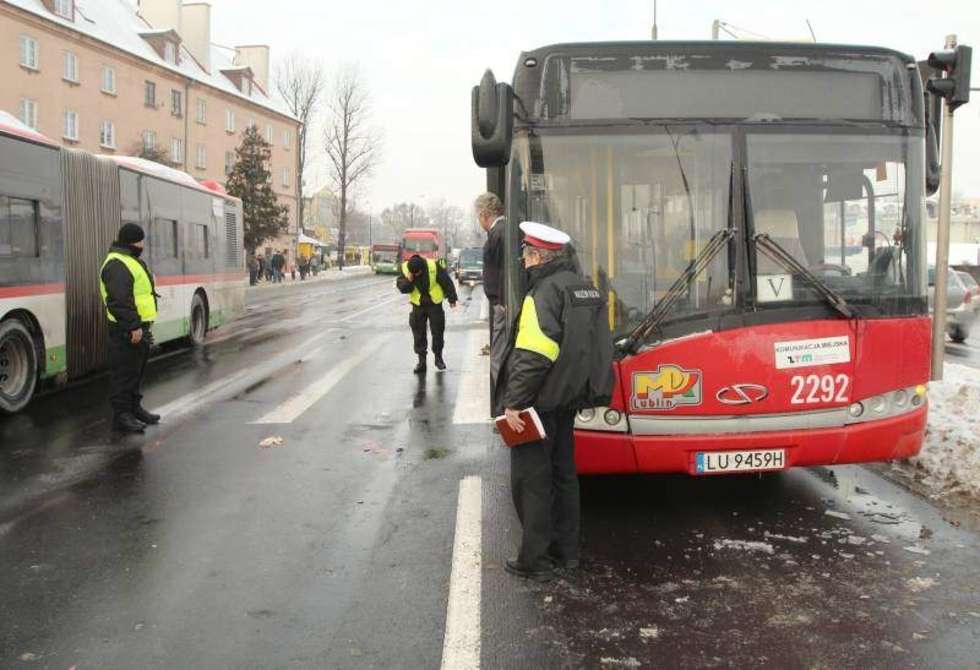  Lublin: Autobus MPK potrącił pieszą przy hali Nova (zdjęcie 8) - Autor: Maciej Kaczanowski