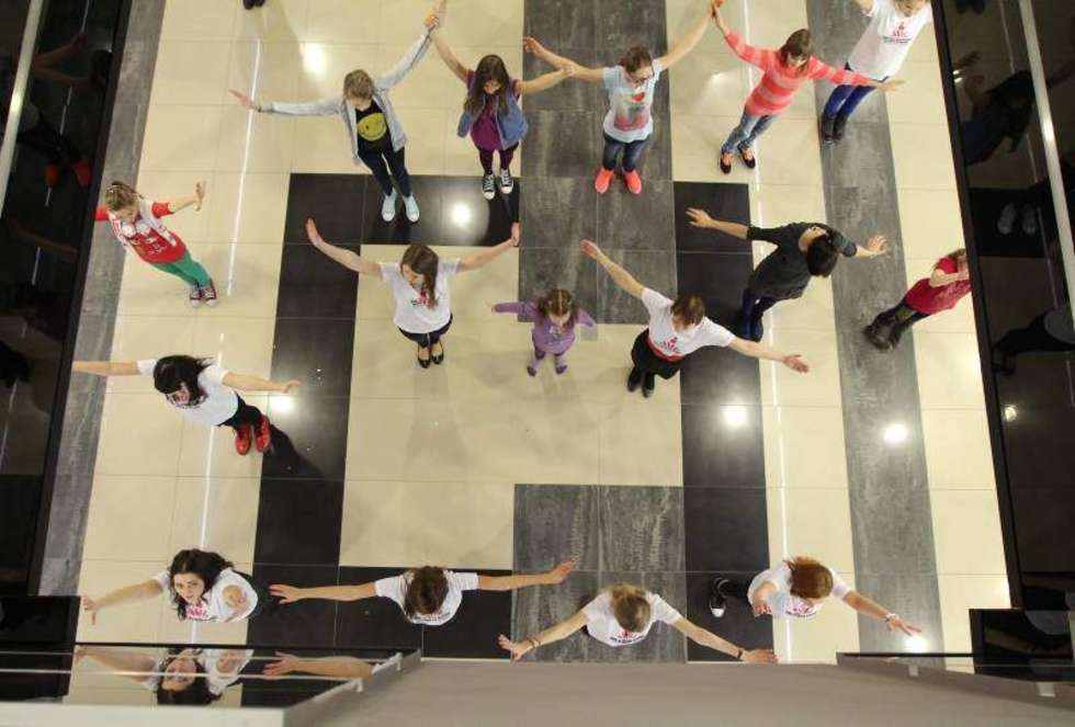  W galerii handlowej Olimp grupa dziewczyn wyraziła tańcem sprzeciw przeciwko przemocy wobec kobiet w ramach akcji Nazywam się miliard. Fot. Maciej Kaczanowski