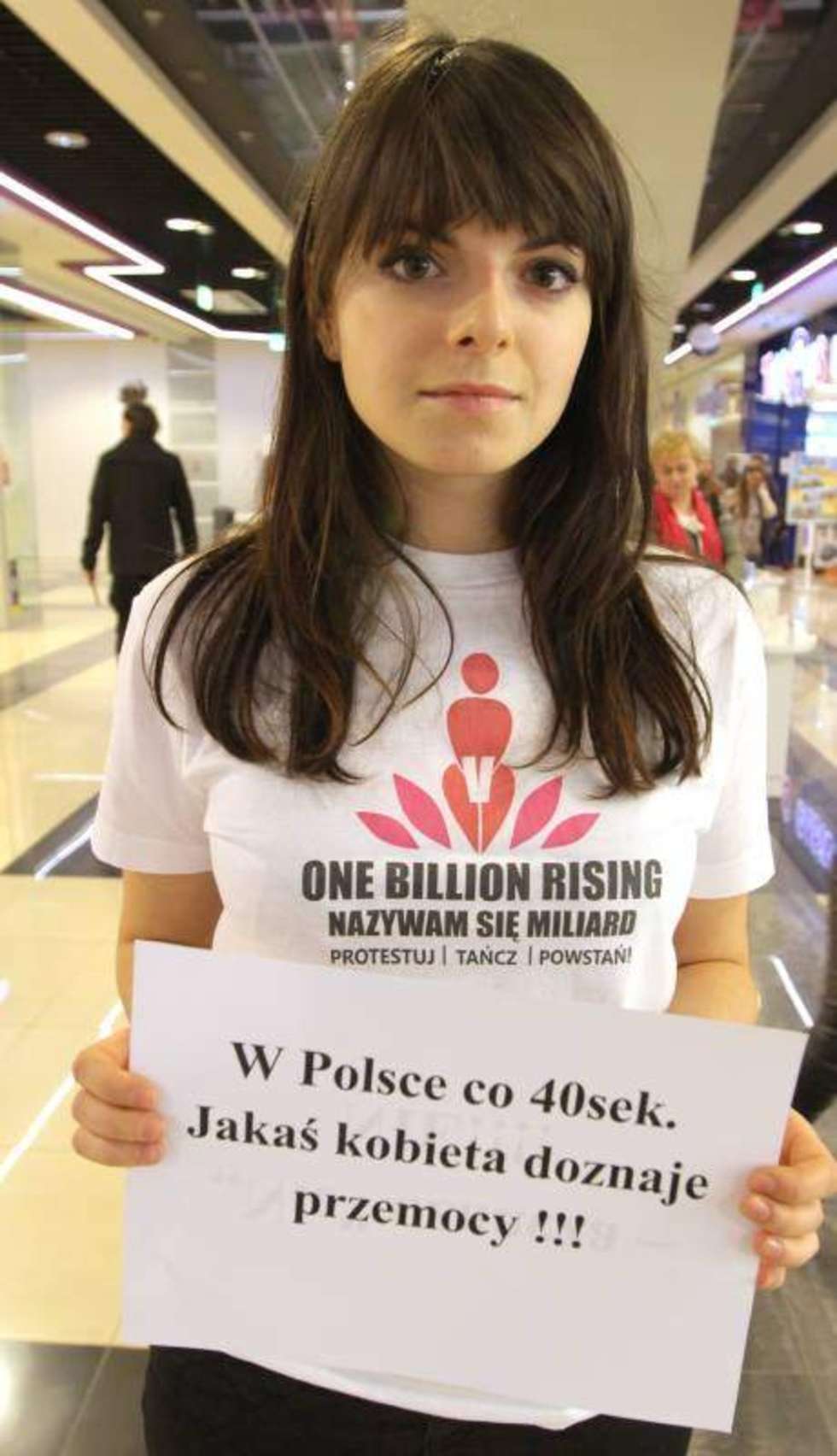  W galerii handlowej Olimp grupa dziewczyn wyraziła tańcem sprzeciw przeciwko przemocy wobec kobiet w ramach akcji Nazywam się miliard. Fot. Maciej Kaczanowski