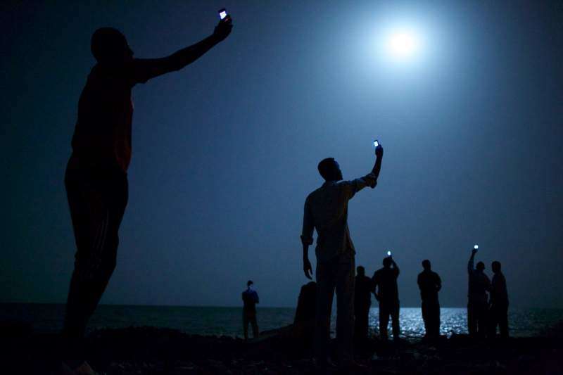 Zwycięska fotografia Stanmeyera została zrobiona w lutym 2013 roku na plaży w Dżibuti, które jest punktem tranzytowym dla emigrantów z Somalii, Etiopii czy Erytrei.<br /><br />Emigranci, sfotografowani przez Stanmeyera, są oświetleni jedynie przez księżyc i ekrany trzymanych przez nich telefonów komórkowych. Sygnał telefonii komórkowej w graniczącej z Dżibutu Somalią jest tańszy i emigranci mają nadzieję na wysłanie lub otrzymanie wiadomości od krewnych za granicą - wyjaśnia agencja Associated Press.<br /><br />Urodzony w Illinois w USA Stanmeyer relacjonował m.in. zniszczenia po tsunami w Azji czy wojnę domową w Sudanie. Na stronie internetowej fotografa podano, że w kręgu jego zainteresowań leżą społeczne niesprawiedliwości, ubóstwo czy prawa człowieka. Fotografia Stanmeyera, który pracuje dla agencji fotograficznej VII, została zrobiona dla magazynu National Geographic.<br /><br />Fotografia Stanmeyera dotyka wielu tematów: otwiera drogę do dyskusji na temat technologii, globalizacji, migracji, biedy, wyobcowania, ludzkości - tłumaczyła członkini jury Jillian Edelstein.