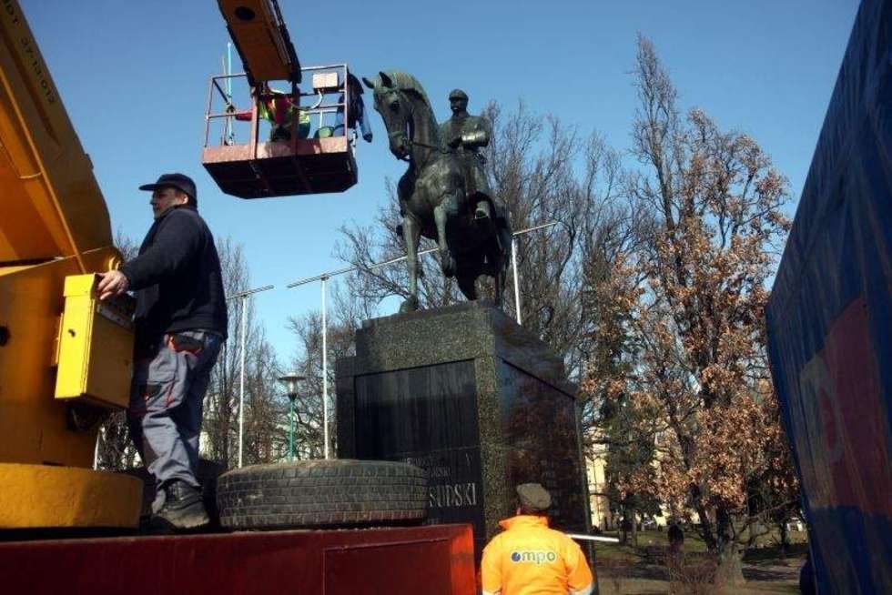  Czyszczenie pomnika Marszałka Piłsudskiego