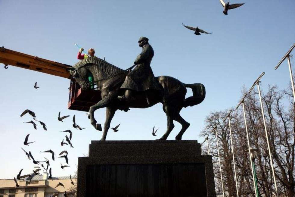  Czyszczenie pomnika Marszałka Piłsudskiego