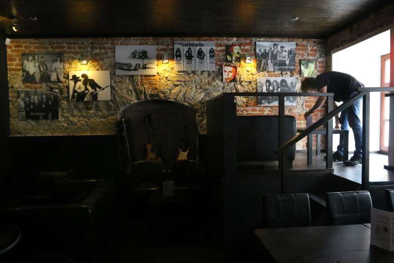 Whisky Cafe przy ul. Rybnej 4/2 działa od ponad tygodnia. &#8211; Poza ofertą ponad 40 gatunków szkockiej, japońskiej oraz amerykańskiej whisky, w lokalu organizowane będą cykliczne występy muzyków blues-rockowych &#8211; zaprasza Robert Łuczkiewicz, właściciel lokalu. <br /><br />  Skąd pomysł na taki bar? &#8211; Dwa lata mieszkałem w Sydney w Australii. Tam tego typu barów jest mnóstwo. W Polsce whisky zyskuje na popularności, a miejsca z tak szeroką ofertą tego alkoholu, w tym limitowanych z małych destylarni, jeszcze w Lublinie nie było &#8211; wyjaśnia właściciel. <br /><br />  W przyszłym miesiącu przy Rybnej ruszą wieczory z degustacjami i wykładami o whisky, a od czerwca pojawi się tam &#8222;Kino za rogiem&#8221; z repertuarem klasyków polskiego i światowego kina. <br /><br />  Kulinarną nowością w Lublinie jest Red Rock City, czyli amerykańska grillowa restauracja przy ul. Skłodowskiej 3. <br /><br />  &#8211; Lubię dobrze zjeść, lubię hamburgery i amerykańską kuchnię. Jest prosta, szybko wydawana, ale o wysokim standardzie. Stąd pomysł na otwarcie takiego lokalu w Lublinie &#8211; mówi Przemysław Drużka, właściciel i szef kuchni. &#8211; Proponujemy świeże produkty, wielkie porcje i miłą obsługę. Można się u nas smacznie najeść &#8211; dodaje. Warto tam zajrzeć nie tylko na obiad czy kolację, ale też śniadania w amerykańskim klimacie. <br /><br />  Wołowina króluje w menu nowo otwartej restauracji i baru Stół i Wół przy ul. Bramowej 2-6. &#8211; Fundamentem części restauracyjnej jest unikatowy w Lublinie grill ceramiczny opalany węglem drzewnym. To na nim przygotowane są dania z wołowiny. Dzięki temu mięso jest bardzo smaczne &#8211; tłumaczy Filip Lewak, właściciel lokalu. &#8211; Polecamy też pierwsze w Lublinie niepasteryzowane Tyskie z tanka.  <br /><br />  Na kawę i drinka zaprasza nowy muzyczny pub 3PO3 w piwnicy kamienicy przy ul. Królewskiej 4. W wystroju wnętrza od razu rzucają się w oczy kasety. W pubie można też posłuchać płyt winylowych, a weekendy będzie można potańczyć.