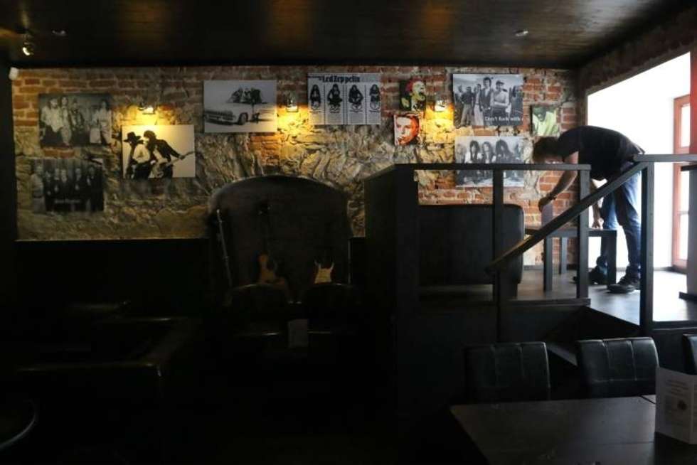  Whisky Cafe przy ul. Rybnej 4/2 działa od ponad tygodnia. &#8211; Poza ofertą ponad 40 gatunków szkockiej, japońskiej oraz amerykańskiej whisky, w lokalu organizowane będą cykliczne występy muzyków blues-rockowych &#8211; zaprasza Robert Łuczkiewicz, właściciel lokalu. <br /><br />  Skąd pomysł na taki bar? &#8211; Dwa lata mieszkałem w Sydney w Australii. Tam tego typu barów jest mnóstwo. W Polsce whisky zyskuje na popularności, a miejsca z tak szeroką ofertą tego alkoholu, w tym limitowanych z małych destylarni, jeszcze w Lublinie nie było &#8211; wyjaśnia właściciel. <br /><br />  W przyszłym miesiącu przy Rybnej ruszą wieczory z degustacjami i wykładami o whisky, a od czerwca pojawi się tam &#8222;Kino za rogiem&#8221; z repertuarem klasyków polskiego i światowego kina. <br /><br />  Kulinarną nowością w Lublinie jest Red Rock City, czyli amerykańska grillowa restauracja przy ul. Skłodowskiej 3. <br /><br />  &#8211; Lubię dobrze zjeść, lubię hamburgery i amerykańską kuchnię. Jest prosta, szybko wydawana, ale o wysokim standardzie. Stąd pomysł na otwarcie takiego lokalu w Lublinie &#8211; mówi Przemysław Drużka, właściciel i szef kuchni. &#8211; Proponujemy świeże produkty, wielkie porcje i miłą obsługę. Można się u nas smacznie najeść &#8211; dodaje. Warto tam zajrzeć nie tylko na obiad czy kolację, ale też śniadania w amerykańskim klimacie. <br /><br />  Wołowina króluje w menu nowo otwartej restauracji i baru Stół i Wół przy ul. Bramowej 2-6. &#8211; Fundamentem części restauracyjnej jest unikatowy w Lublinie grill ceramiczny opalany węglem drzewnym. To na nim przygotowane są dania z wołowiny. Dzięki temu mięso jest bardzo smaczne &#8211; tłumaczy Filip Lewak, właściciel lokalu. &#8211; Polecamy też pierwsze w Lublinie niepasteryzowane Tyskie z tanka.  <br /><br />  Na kawę i drinka zaprasza nowy muzyczny pub 3PO3 w piwnicy kamienicy przy ul. Królewskiej 4. W wystroju wnętrza od razu rzucają się w oczy kasety. W pubie można też posłuchać płyt winylowych, a weekendy będzie można potańczyć.
