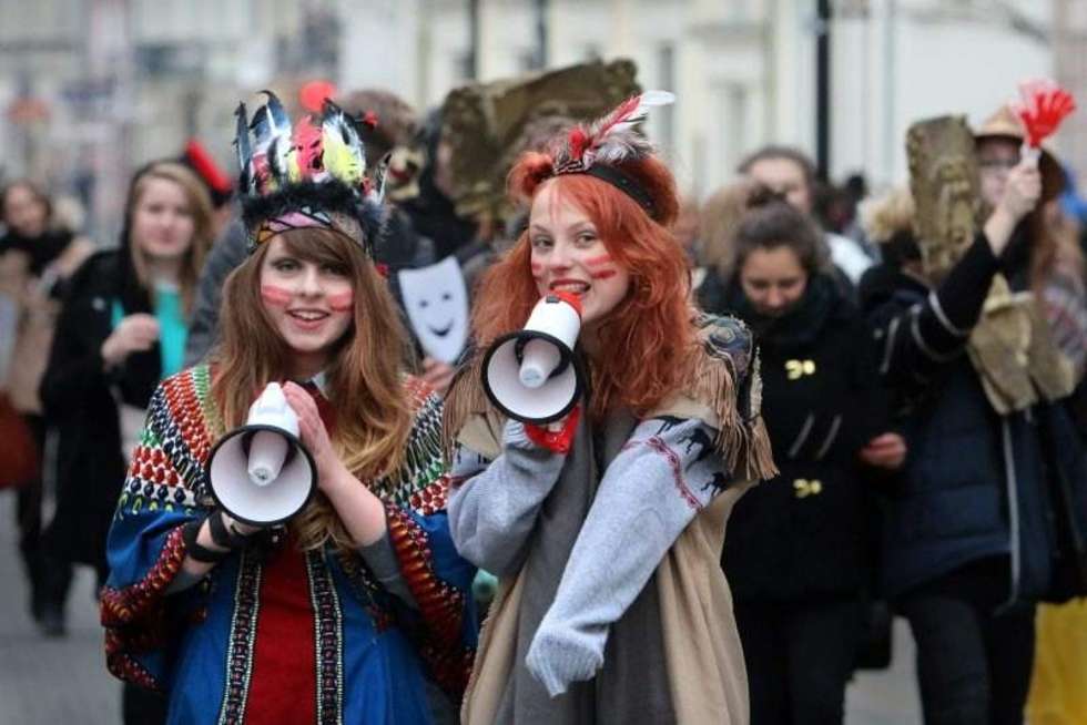  Parada z okazji Zwierciadeł - festiwalu teatralnego (zdjęcie 6) - Autor: Wojciech Nieśpiałowski