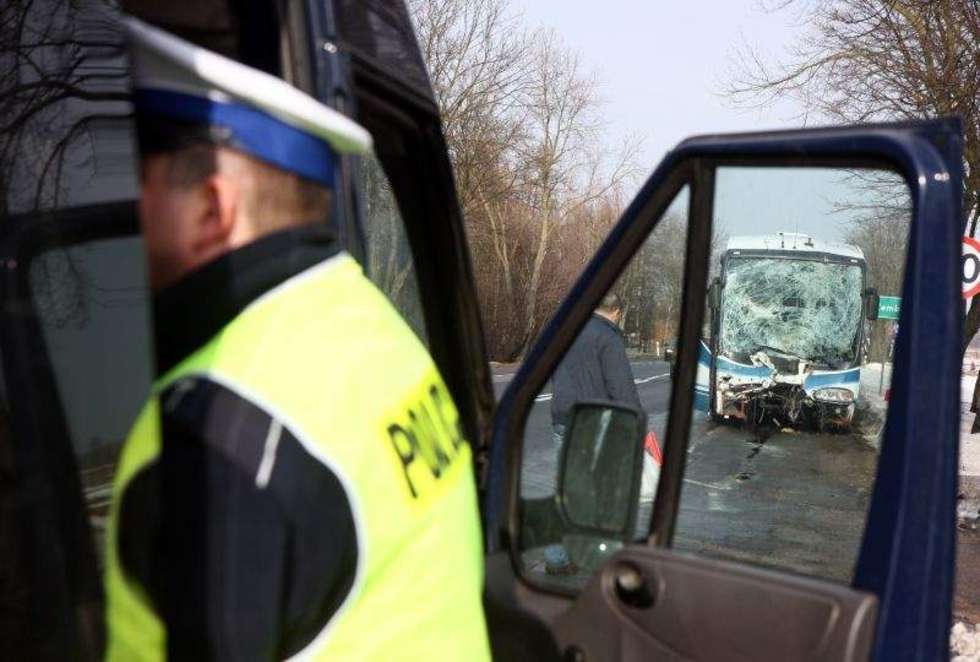  Na drodze krajowej nr 19 tuż za Lublinem doszło do wypadku. Ze wstępnych ustaleń policjantów wynika, że kierująca samochodem marki Renault jechała w stronę Kraśnika. Zjechała na pobocze aby ustąpić pierwszeństwo przejazdu jadącej na sygnale karetce pogotowia.<br /><br />Kobieta włączyła się do ruchu tuż przed nadjeżdżającym autobusem marki Volvo. - Jego kierowca chcąc uniknąć zderzenia skręcił ostro w lewo. Pojazd zjechał na przeciwny pas ruchu i wbił się w drzewo - mówi kom. Renata Laszczka-Rusek z policji w Lublinie.<br /><br />Autobusem, który jechał z Chełma do Krakowa podróżowało około 40 osób. <br /><br />Kierowcy byli trzeźwi. Do szpitala na badania trafiło 5 osób. Ruch w tym miejscu odbywa się wahadłowo.