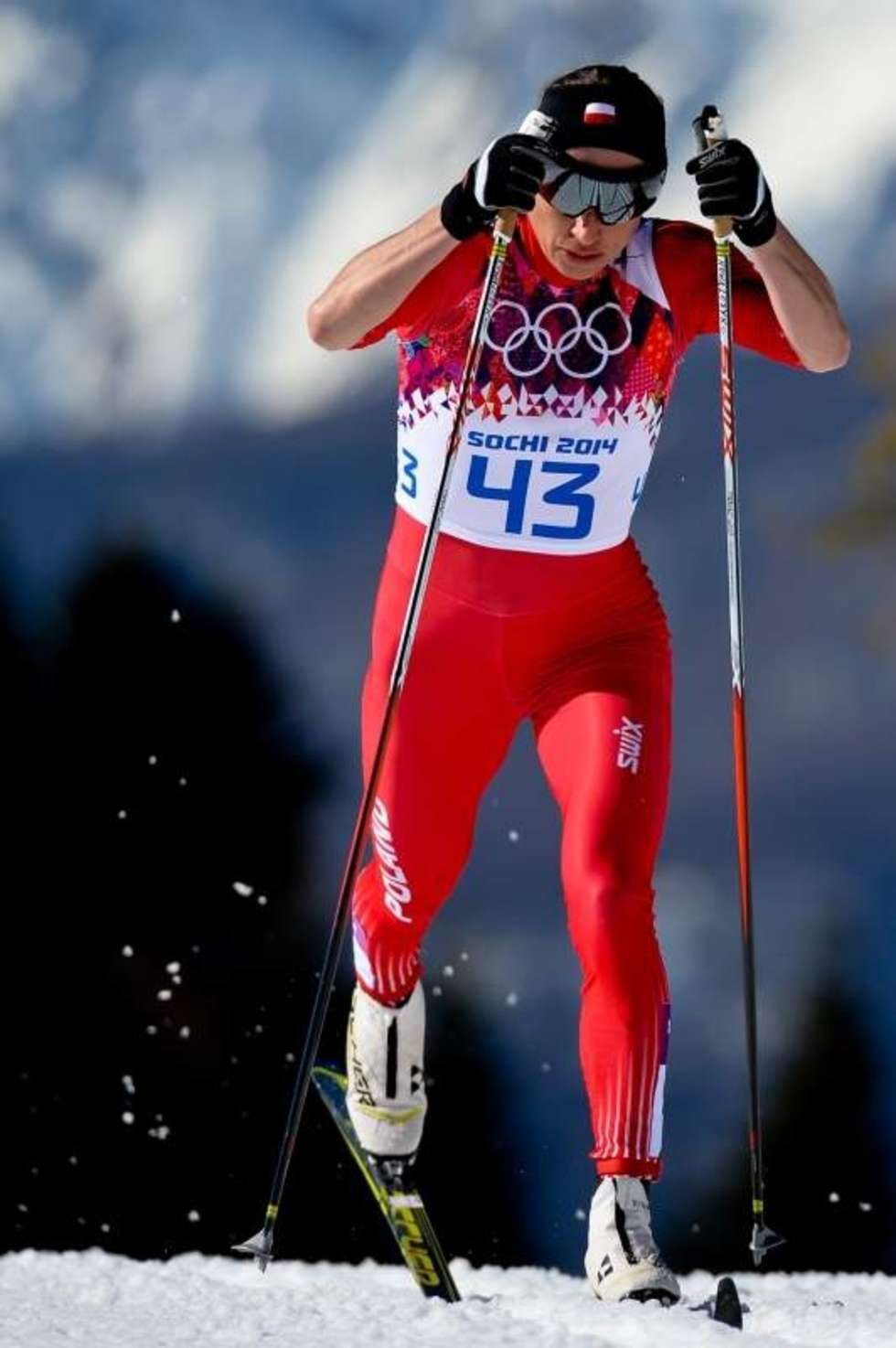  Obawy powiększyły się, gdy na szóstej lokacie ukończyła pierwszy olimpijski start - bieg łączony. Co więcej rewelacyjnie prezentowała się Norweżka Marit Bjoergen. W niedzielę okazało się, że przyczyną słabszej postawy Polki jest złamana kość w lewej stopie. Urazu doznała już trzy tygodnie wcześniej.