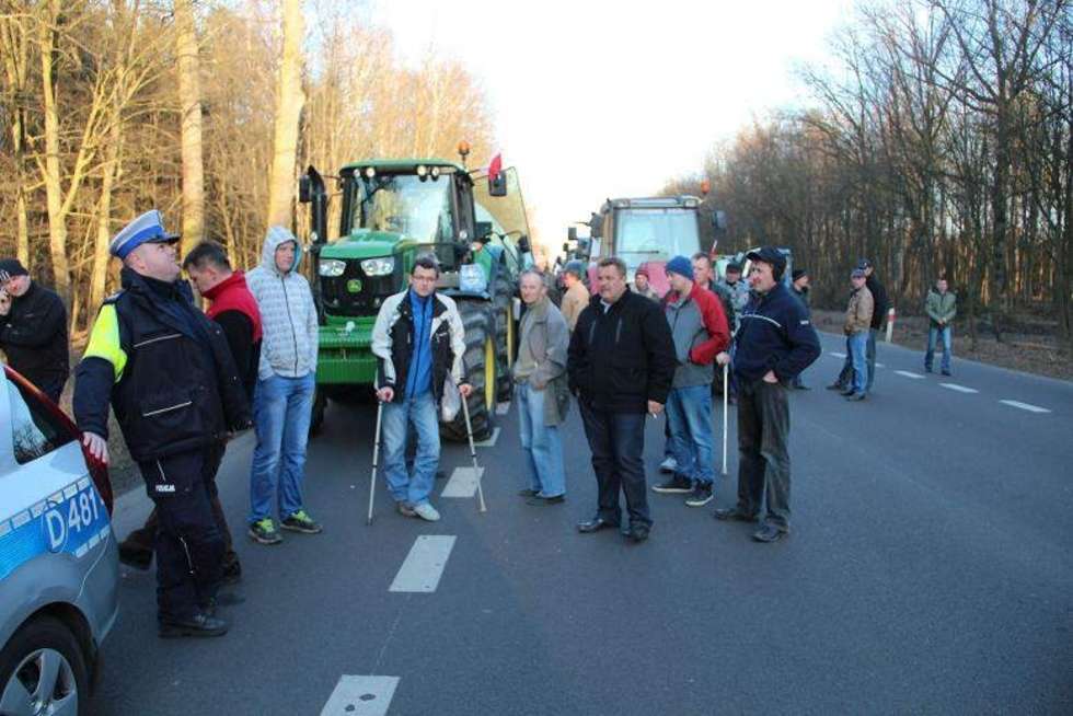  Rolnicy blokują krajową dwójkę  (zdjęcie 3) - Autor: Ewelina Burda