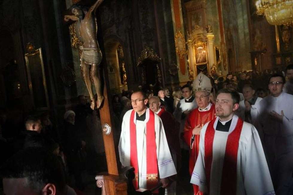  Pożegnanie relikwii Krzyża Świętego (zdjęcie 5) - Autor: Wojciech Nieśpiałowski