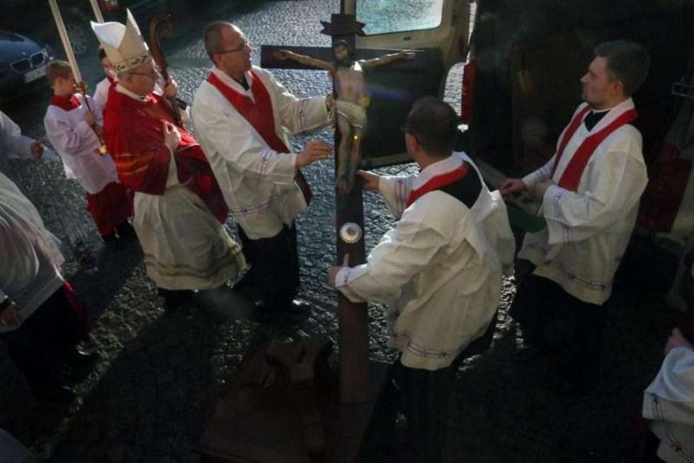  Pożegnanie relikwii Krzyża Świętego (zdjęcie 7) - Autor: Wojciech Nieśpiałowski