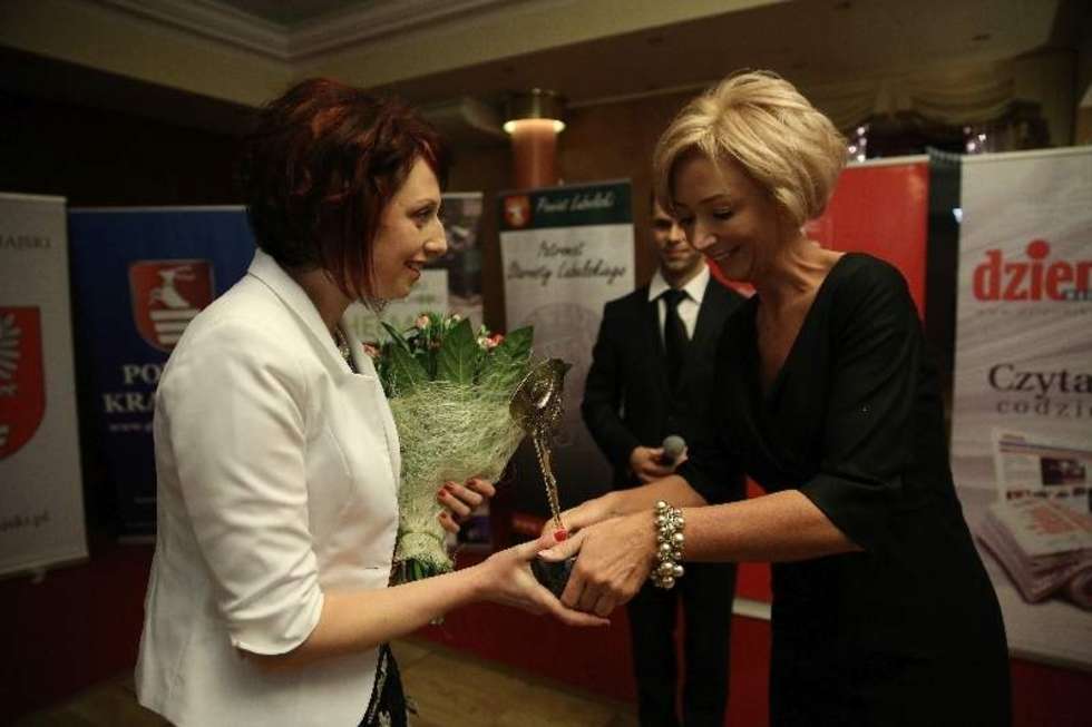 Beata Zgierska, zwyciężczyni naszego plebiscytu odbiera nagrodę z rąk wiceprezydent Moniki Lipińskiej.