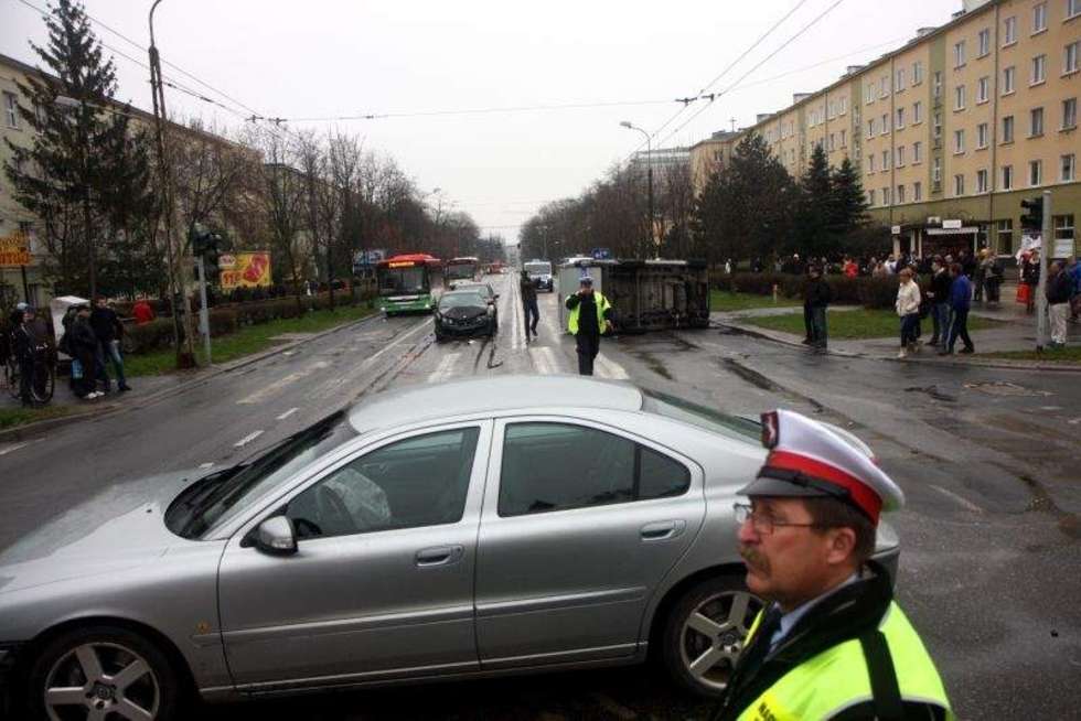  Wypadek na Al. Racławickich (zdjęcie 11) - Autor: Jacek Świerczyński