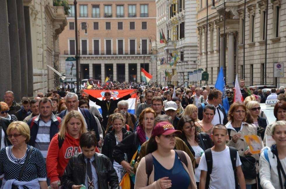  Kanonizacja Jana Pawła II: Tłumy w Rzymie (zdjęcie 36) - Autor: Internauta Tomasz