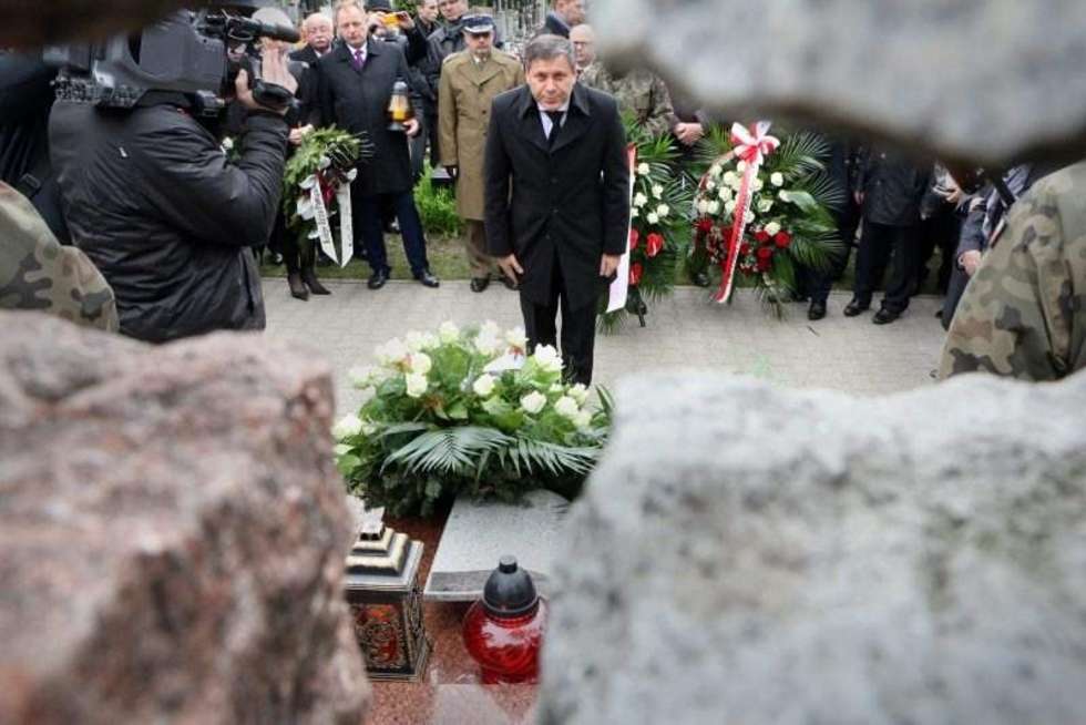 Złożenie wieńców na grobie Edwarda Wojtasa (zdjęcie 11) - Autor: Wojciech Nieśpiałowski