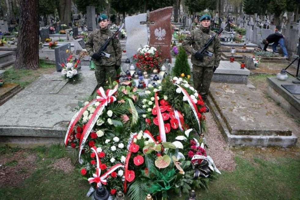  Złożenie wieńców na grobie Edwarda Wojtasa (zdjęcie 12) - Autor: Wojciech Nieśpiałowski