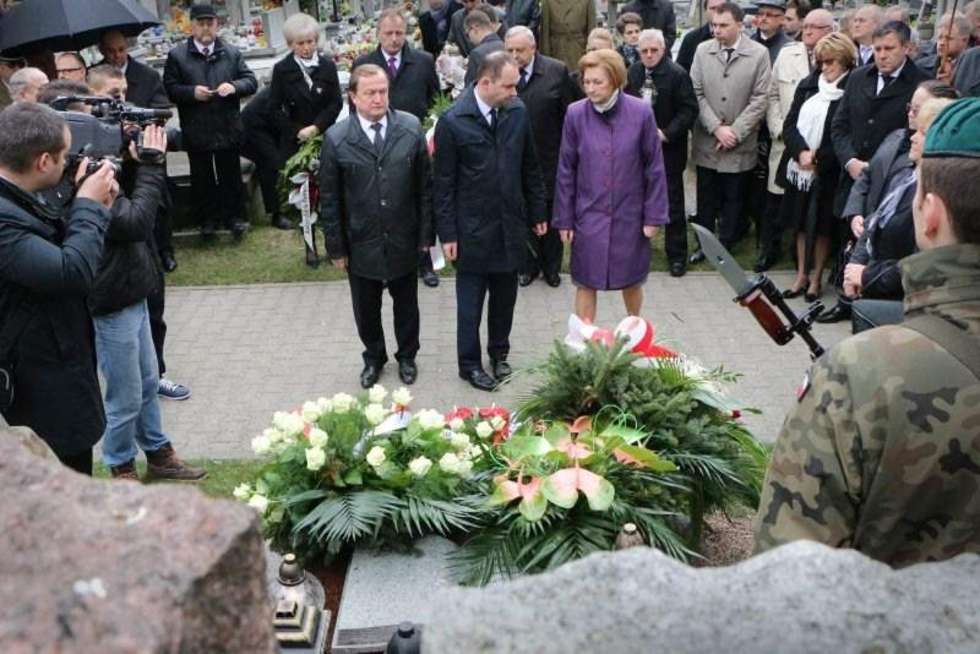  Złożenie wieńców na grobie Edwarda Wojtasa (zdjęcie 5) - Autor: Wojciech Nieśpiałowski
