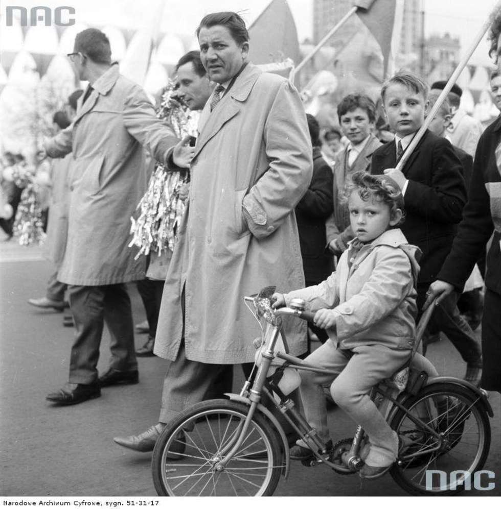  Warszawa 1963. Uczestnicy pochodu na ul. Marszałkowskiej. Widoczne dziecko jadące na rowerze<br /><br />Źródło: <a href=http://img.audiovis.nac.gov.pl/PIC/PIC_51-30-17.jpg target=_blank>NAC</a>