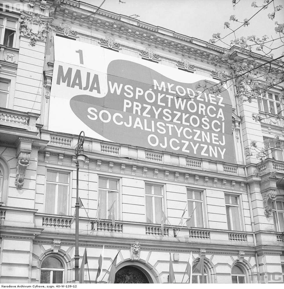  Warszawa 1978. Fasada budynku Siedziby Zarządu Głównego Związku Socjalistycznej Młodzieży Polskiej przy ul. Smolnej - widoczny transparent 1 maja - młodzież współtwórcą przyszłości socjalistycznej ojczyzny.<br /><br />Źródło: <a href=http://img.audiovis.nac.gov.pl/PIC/PIC_40-W-139-12.jpg target=_blank>NAC</a>