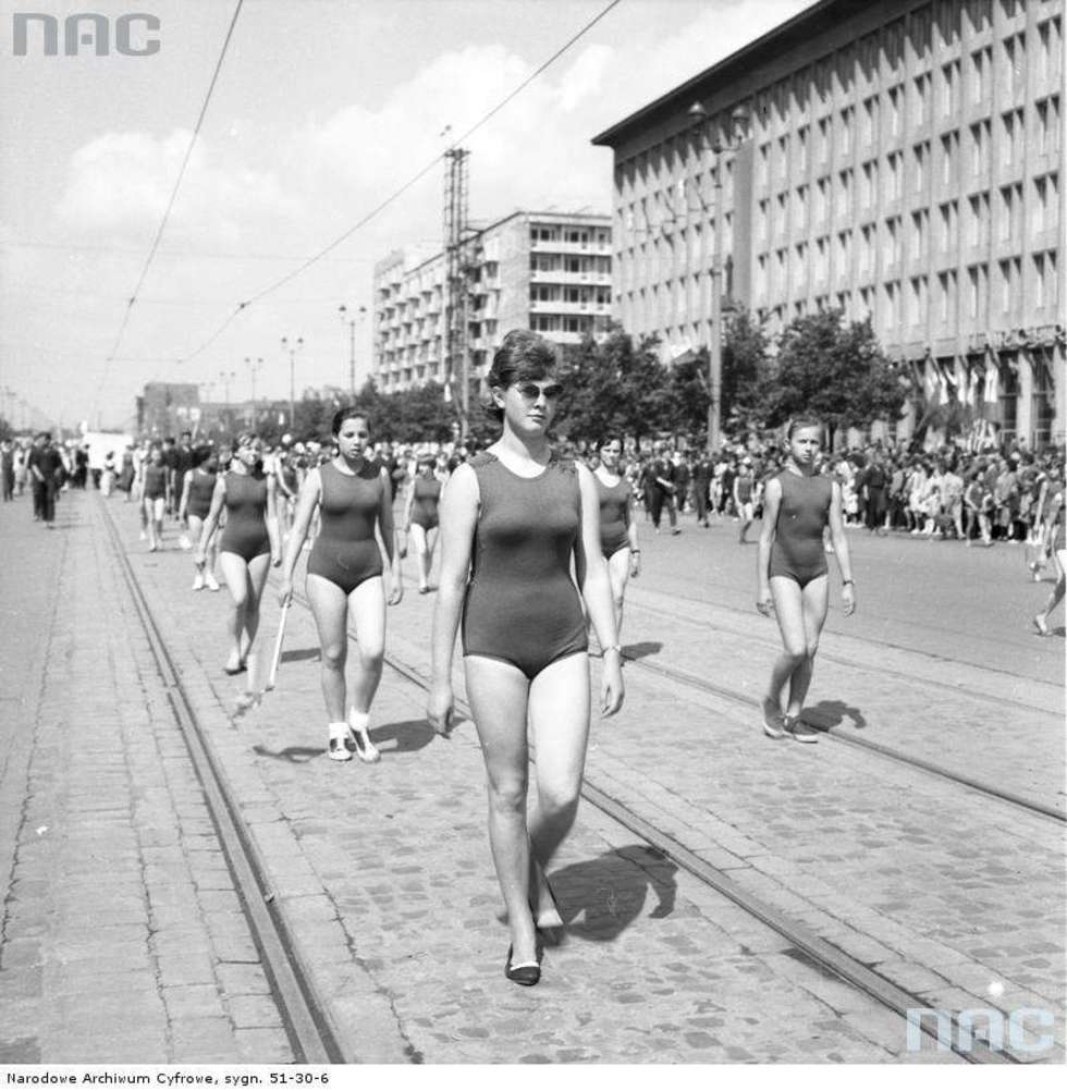  Kobiety w kostiumach gimnastycznych w pochodzie na ul. Marszałkowskiej w Warszawie w 1961 r.<br /><br />Źródło: <a href=http://img.audiovis.nac.gov.pl/PIC/PIC_51-30-14.jpg target=_blank>NAC</a>