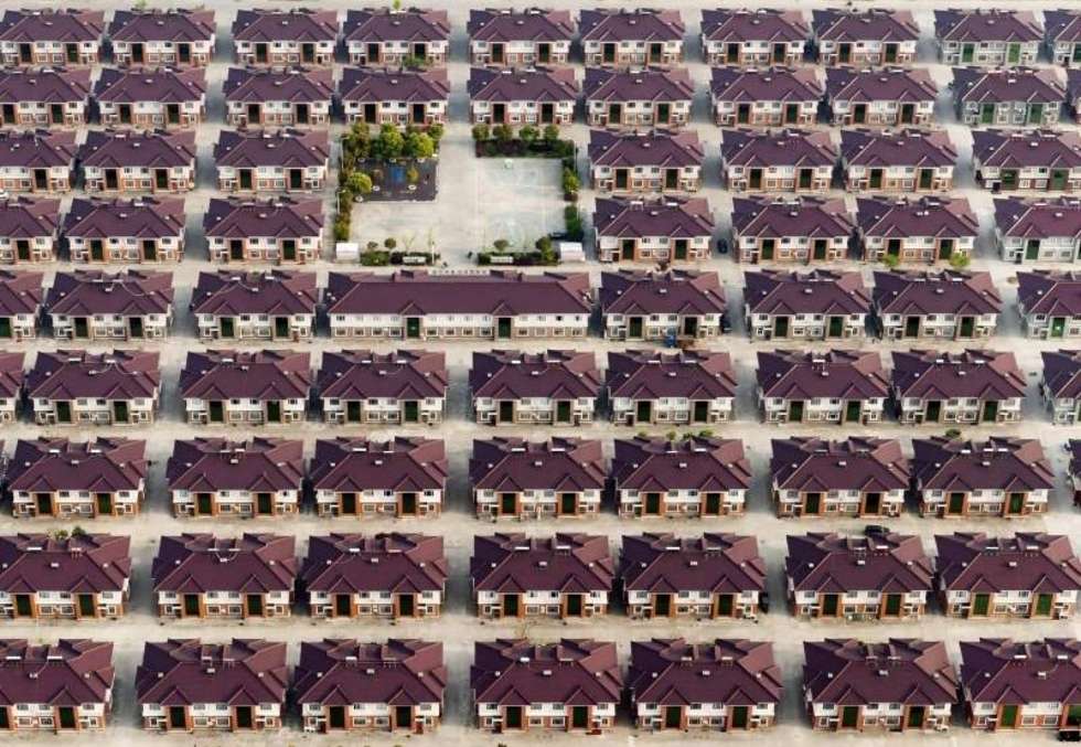 <b>Zdjęcie pojedyncze - zwycięzca w kategorii ŚRODOWISKO</b><br /><br />Chiny, miejscowość Jiangyin, prowincja Jiangsu. Rzędy identycznych domów na osiedlu zbudowanym na przedmieściach Szanghaju. Chiny utrzymują pierwsze miejsce na świecie pod względem liczby oddawanych mieszkań, lecz 200 mln metrów kwadratowych z nich pozostaje wciąż niezamieszkałe. 11 kwietnia 2013