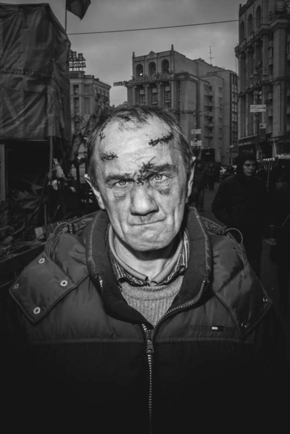  <b>Zdjęcie pojedyncze - II miejsce w kategorii PORTRET SESYJNY</b><br /><br />Kijów. Po tragicznych wydarzeniach z tzw. czarnego czwartku 20 lutego 2014 roku, gdy siły rządowe i snajperzy strzelali do demonstrantów, zabijając ok. 70 osób, obywatele Ukrainy składali hołd poległym bohaterom. Zdjęcie pochodzi z cyklu portretów ludzi opłakujących ofiary &#8211; uczestnik walk na barykadach został opatrzony w szpitalu polowym i wrócił na Majdan Niepodległości, gdzie pomagał nosić trumny z ciałami poległych. 25 lutego 2014 roku.