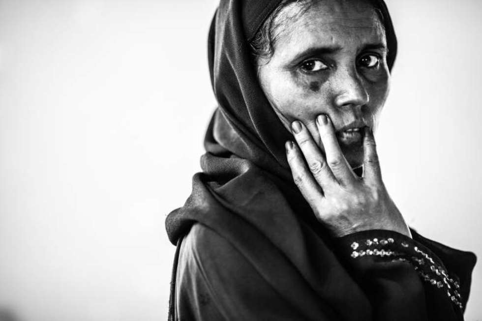  <b>Zdjęcie pojedyncze - III miejsce w kategorii PORTRET SESYJNY</b><br /><br />Cox Bazar, Bangladesz. Dala Banu, 44 lata, numer obozowy REC 38. Uchodźca z obozu Kutupalong. W obozie gang zgwałcił zbiorowo jej 23-letnią córkę, dzięki wsparciu UN udało się jej wyjechać do Kanady. Dala Banu, jej mąż i pozostałe pięcioro dzieci są biedni, nie mają pieniędzy na wyjazd z obozu ani odwiedziny córki w Kanadzie. 18 października 2013