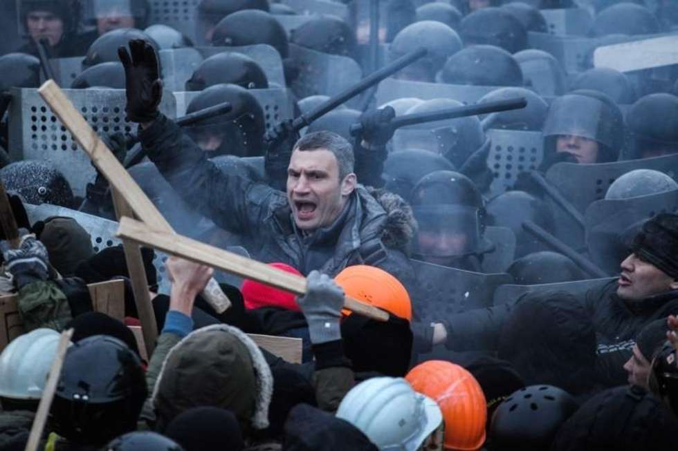 <b>Zdjęcie pojedyncze - II miejsce w kategorii WYDARZENIA</b><br /><br />Ukraina, Kijów. Podczas walk na ulicy Hruszewskiego Witalij Kliczko, założyciel partii Ukraiński Demokratyczny Alians na rzecz Reform, mimo że należy do opozycjonistów, próbuje jednak powstrzymać tłum demonstrantów napierający na siły porządkowe broniące dostępu do budynków rządowych. Był to pierwszy dzień walk na ulicach Kijowa, które ponad miesiąc później doprowadziły do zmiany władzy na Ukrainie. 19 stycznia 2014