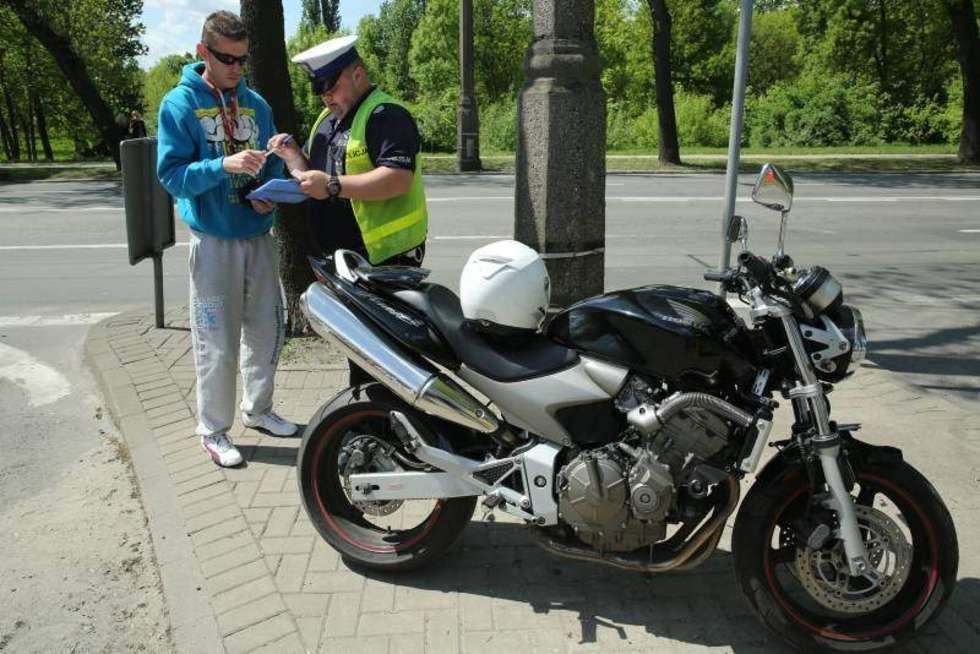  Wypadek renault i motocykla na Al. Zygmuntowskich (zdjęcie 3) - Autor: Maciej Kaczanowski
