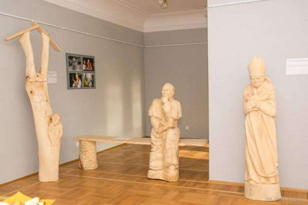  Autorami 12 rzeźb ukazujących Jana Pawła II są rzeźbiarze zarówno z województwa lubelskiego, jak też z innych regionów Polski 