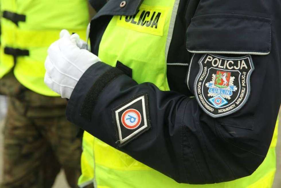  Policjanci lubelskiego garnizonu rozpoczęli rywalizację o miano najlepszego Policjanta Ruchu Drogowego 2014. Dwaj najlepsi będą reprezentowali nasze województwo w turnieju ogólnopolskim. Do eliminacji przystąpiło 21 policjantów oraz funkcjonariusz Żandarmerii Wojskowej. Ostatnia z konkurencji - kierowanie ruchem - przeprowadzona została na skrzyżowaniu ul. Krańcowej z Drogą Męczenników Majdanka. Fot. Maciej Kaczanowski