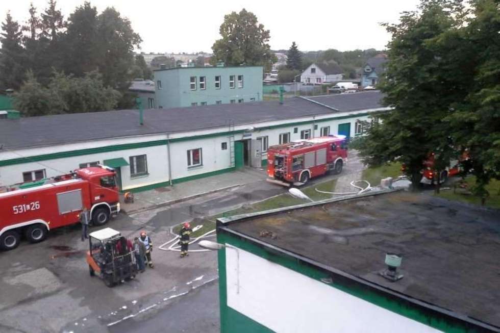  Pożar hali magazynowej w Świdniku (zdjęcie 2) - Autor: KP PSP Świdnik