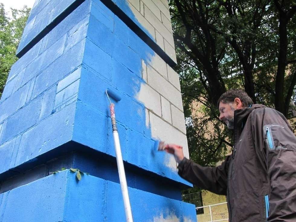  &#8222;Błękitny obelisk&#8221; Jana Gryki. Z dnia na dzień się zmienia. Nawet w czasie wernisażu artysta pracował.