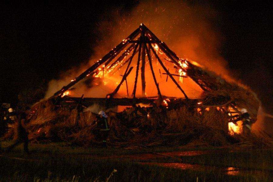 Pożar chaty w Wiosce Gotów w Masłomęczu