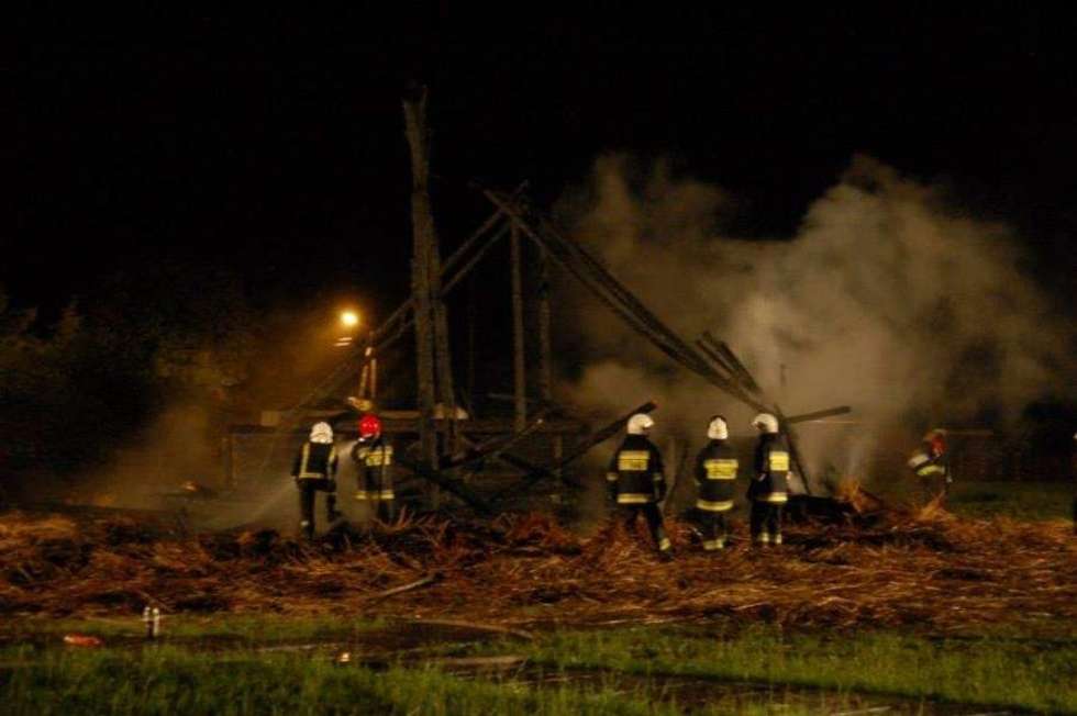  Pożar chaty w Wiosce Gotów w Masłomęczu (zdjęcie 6) - Autor: Bartłomiej Bartecki