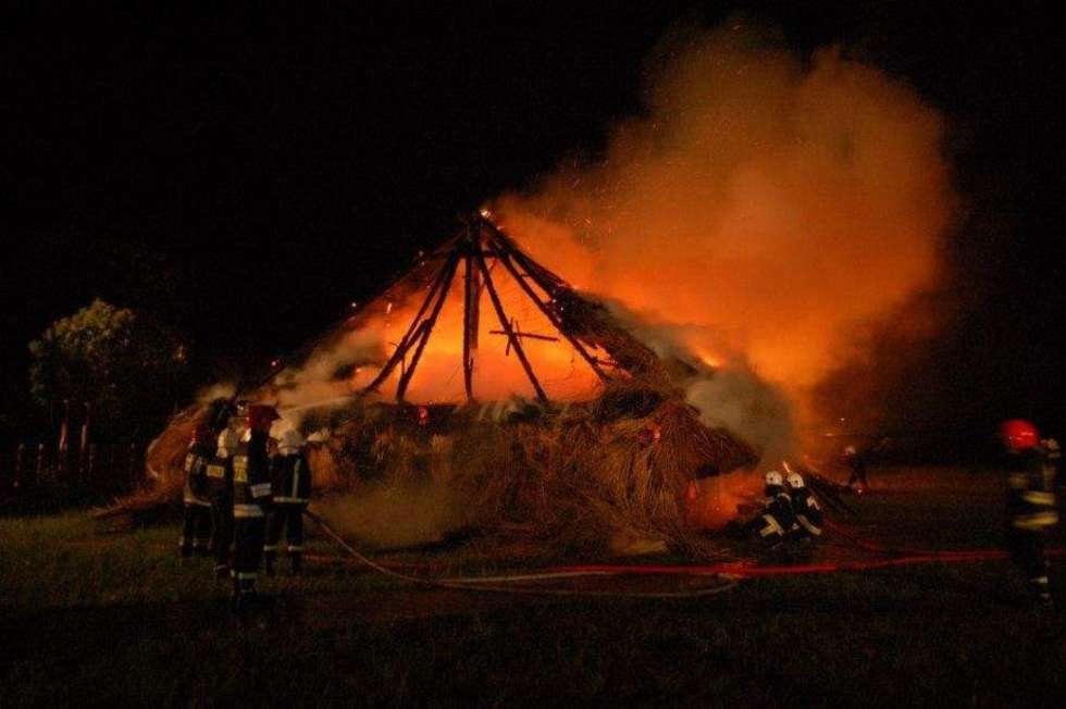  Pożar chaty w Wiosce Gotów w Masłomęczu  - Autor: Bartłomiej Bartecki