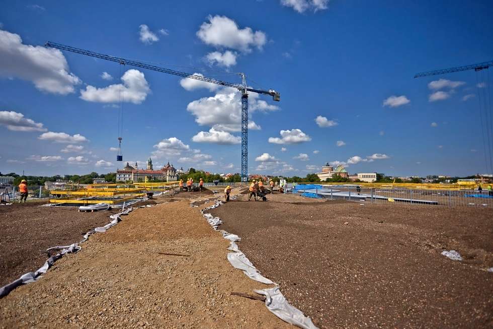  Tarasy Zamkowe: Wysypują ziemię na dach (zdjęcie 3) - Autor: Inwestor