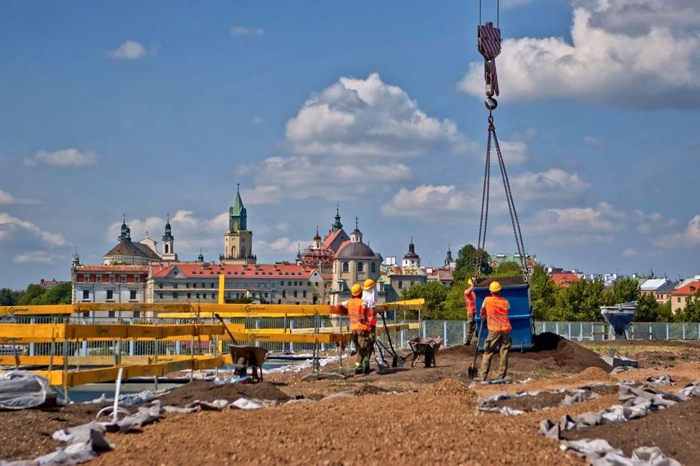  Tarasy Zamkowe: Wysypują ziemię na dach (zdjęcie 5) - Autor: Inwestor