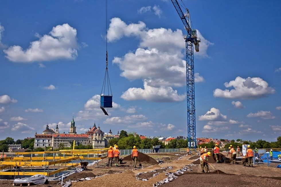  Tarasy Zamkowe: Wysypują ziemię na dach (zdjęcie 7) - Autor: Inwestor