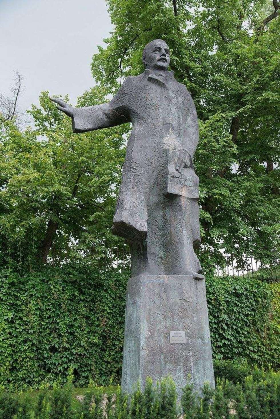  Bronisław Kubica, Pomnik Bolesława Bieruta, 1979 r.; rzeźba ze zbiorów Muzeum Zamoyskich w Kozłówce