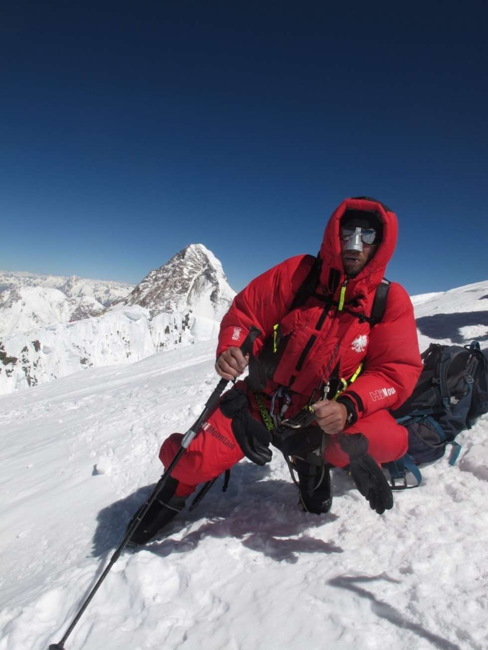  Szczyt Broad Peak 8047 m, Piotr Tomala w tle K2 