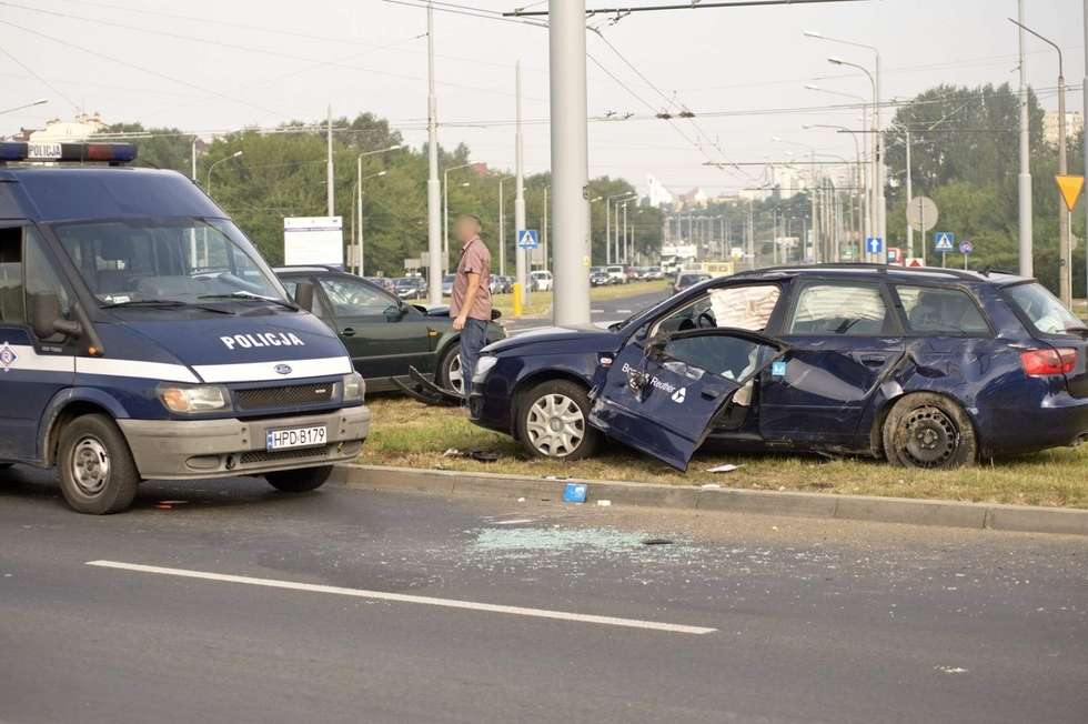  Wypadek na skrzyżowaniu Krochmalnej i Diamentowej w Lublinie (zdjęcie 3) - Autor: Dariusz Sowa