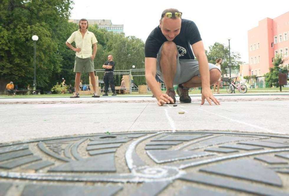  Turniej gry w kapsle został zorganizowany na placu przed lubelskim Centrum Kultury. Fot. Maciej Kaczanowski